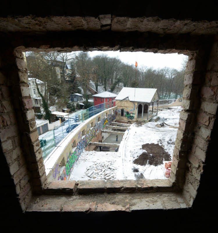 Der Aufbau der 1924 entstandenen Kolonnaden des Wittekind-Bades musste aus statischen Gründen zurückgebaut werden. In Abstimmung mit dem Denkmalschutz werden sie mit den originalen Stützen aber wieder aufgebaut. Hier entsteht Halles wohl ungewöhnlichster Kindergartenbau.