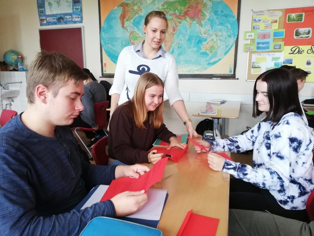Annika Heitmann möchte Lehrerin werden und absolviert in der Sekundarschule Reuden ihr Praktikum. Sie schaut Rainer Petzold, Melina Wild und Luise Pusch bei der Gruppenarbeit über die Schulter.