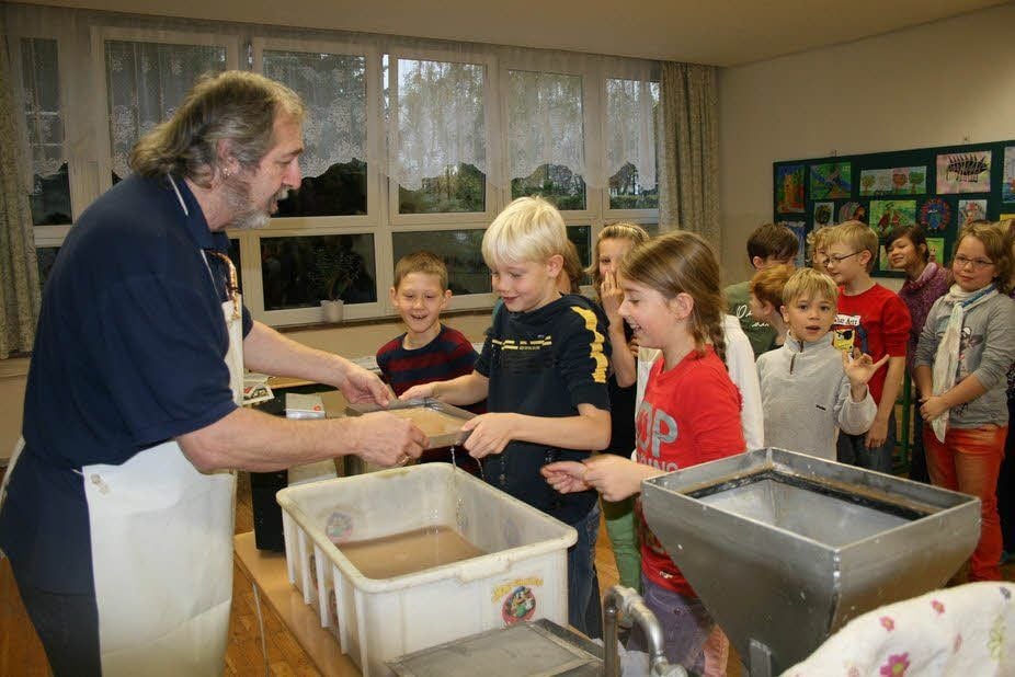 Am Freitag fand in der Grundschule Droßdorf ein Projekttag zum Umweltschutz statt. Joe Clever, alias Michael Koßmann, hat eine kleine Papierfabrik aufgebaut und erläutert den Kindern das Papier-Recycling.
