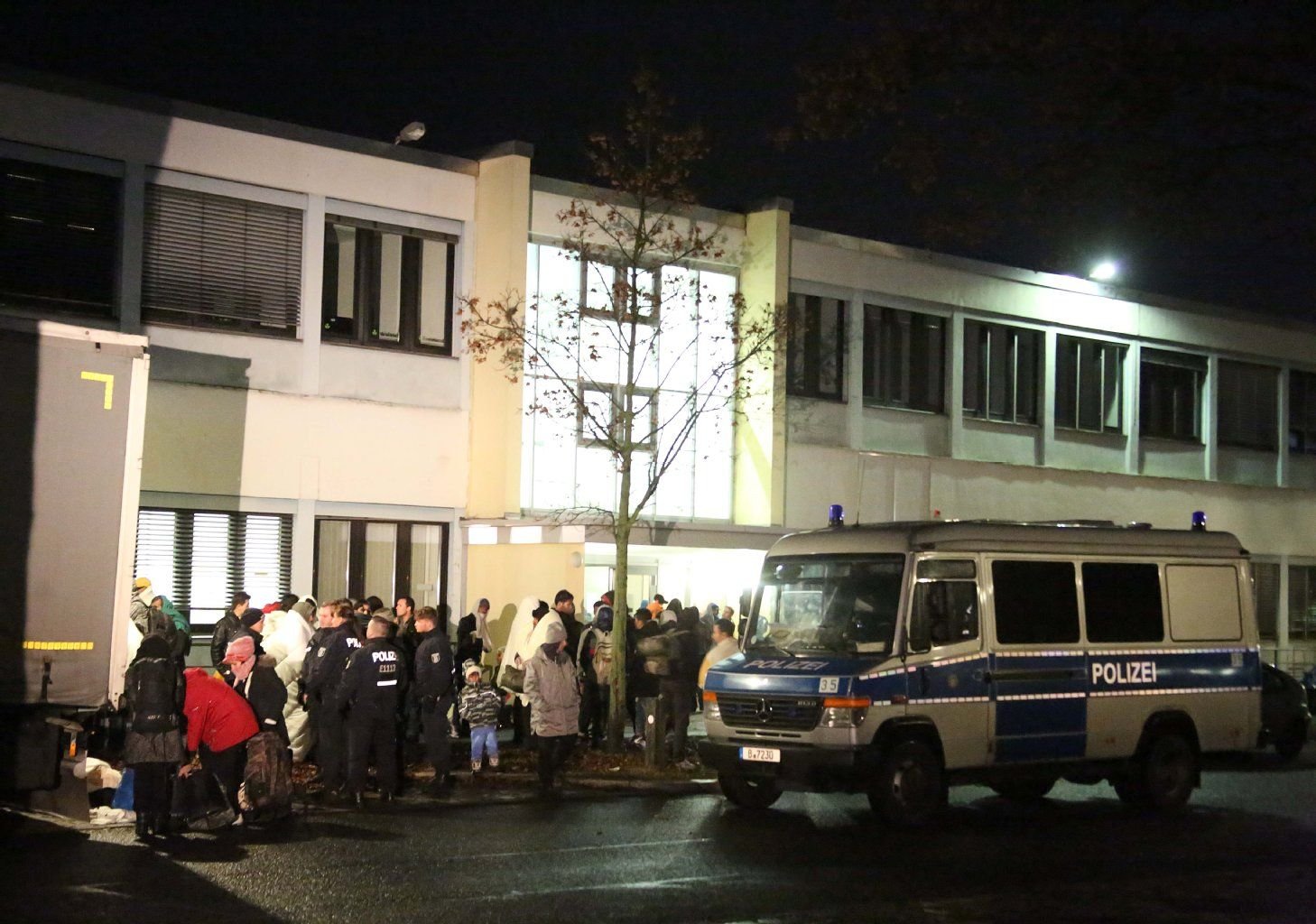 Polizeieinsatz in der Flüchtlingsunterkunft in Berlin-Spandau nach einer Massenschlägerei.