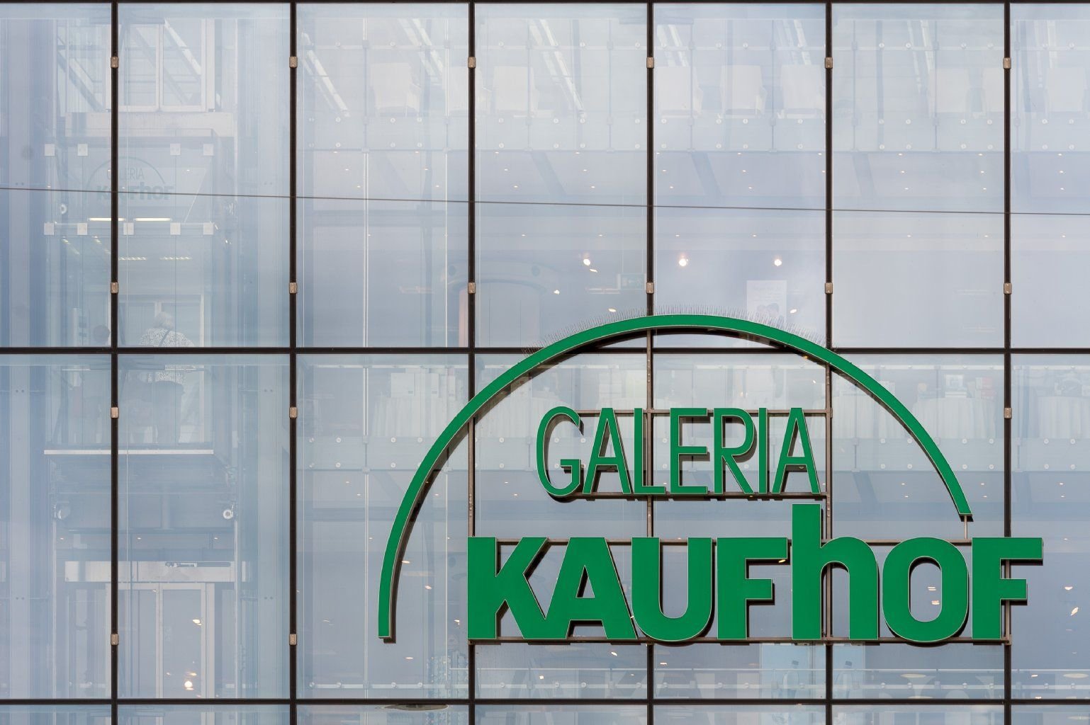 Nach dem Milliardenverkauf an Hudson's Bay keimt bei der Warenhauskette Hoffnung auf.
