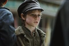 Waise Oliver (Barney Clark) wächst im Waisenhaus auf und wird eines Tages in die Lehre zum Bestattungsunternehmer Sowerberry gegeben. (Foto: dpa)