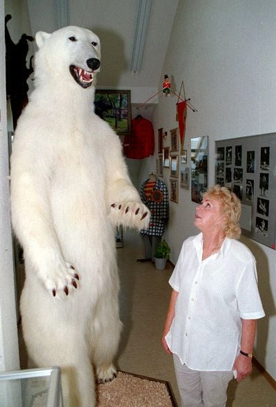 Die international bekannte Eisbären-Dompteurin Ursula Böttcher steht im September 1999 im Artistenmuseum Klosterfelde (Brandenburg) vor einem ausgestopften Eisbären (ARCHIVFOTO: DPA)