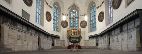 Blick in die Kirche «Sankt Annen» in der Lutherstadt Eisleben mit ihrer Steinbibel. (FOTO: DPA)