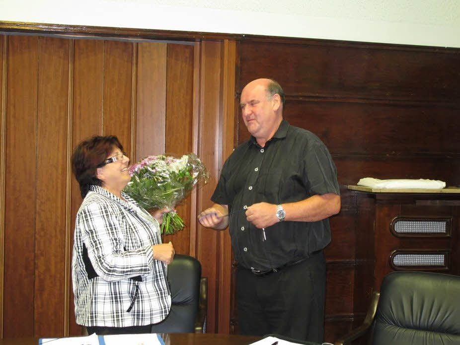 Brunhilde Geyer beglückwünscht Hans-Jürgen Präßler.