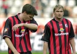 Die Freiburger Florian Bruns (l) und Wladimir But
