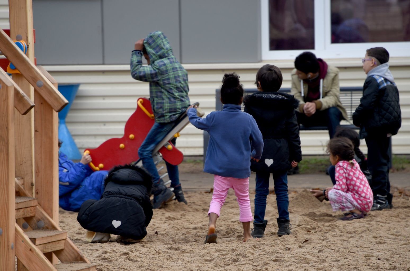 Kinder spielen auf dem Gelände einer Erstaufnahmeeinrichtung für Flüchtlinge.