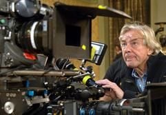 Regisseur Paul Verhoeven («Basic Instinct») in den Filmstudios Babelsberg in Potsdam bei der Arbeit an seinem neuen Film «Black Book». (Foto: dpa)