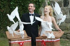 Brandenburgs Ministerpräsident Matthias Platzeck (SPD) und seine Frau Jeanette Jesorka lassen am Samstag nach der Hochzeit in der Dorfkirche von Ringenwalde (Uckermark) weiße Tauben fliegen. Nachdem das Paar im vergangenem Jahr in Potsdam-Babelsberg in aller Stille standesamtlich geheiratet hatte, fand jetzt die kirchliche Trauung mit 200 Gästen statt. (Foto: dpa)