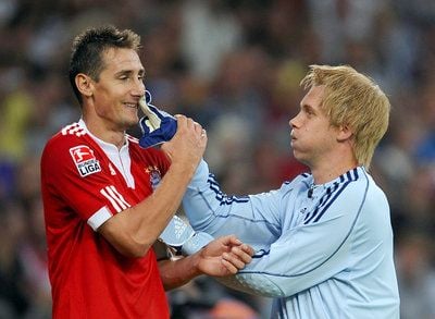 Spendenspiel in der Arena Auf Schalke in Gelsenkirchen Mc Fit Allstars- FC Bayern München: Oliver Pocher als Oliver Kahn im Tor der McFit Auswahl fasst dem echten Miroslav Klose (r) von Bayern München ins Gesicht. (FOTO: DPA)