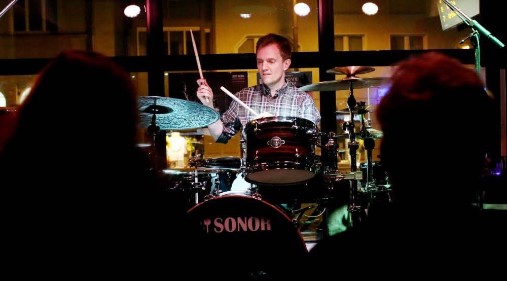 Drummer Jost Nickel trommelt im Polyhymnia.