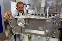 Der Mitarbeiter Thomas Schreyer prüft am Mittwoch in der am selben Tag offiziell in Betrieb gegangenen neuen Aluminiumgießerei in Wernigerode einzelne Fahrzeugteile. Im November 2001 war mit der Errichtung der 10 500 Quadratmeter großen Halle in einem Wernigeröder Industriegebiet begonnen worden. Rund 120 Tonnen Aluminium sollen in der ersten Ausbaustufe täglich verarbeitet werden. In die Gießerei sind 48 Millionen Euro investiert worden. Rund 200 neue Arbeitsplätze sollen entstehen.