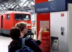 Reisende lösen auf dem Leipziger Hauptbahnhof am Automaten eine Fahrkarte. (Archivfoto: dpa)