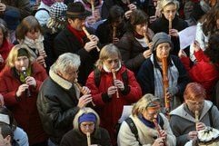 Rund 1 600 Flötenspieler - nach Veranstalterangaben - spielen am Samstag auf dem Tübinger Marktplatz Weihnachtslieder. Damit knackt das Flötenorchester den bisherigen Weltrekord von 556 Musikern aus Hongkong. (Foto: dpa)