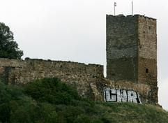 Blick am Dienstag (22.08.2006) auf die Burgruine Gleichen, die nördlichste der «Drei Gleichen», nahe Wandersleben bei Arnstadt mit einer Graffiti-Schmiererei. (Foto: dpa)