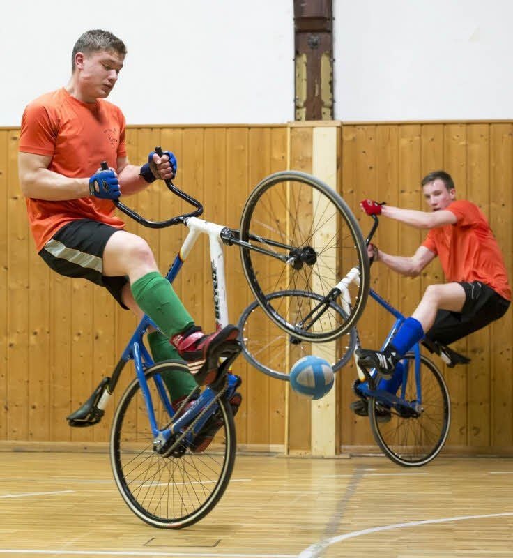 Die Nachwuchs-Radballer Anthony Zöller (li.) und Tom Herrmann (re.) beim Training des RSV Zscherben
