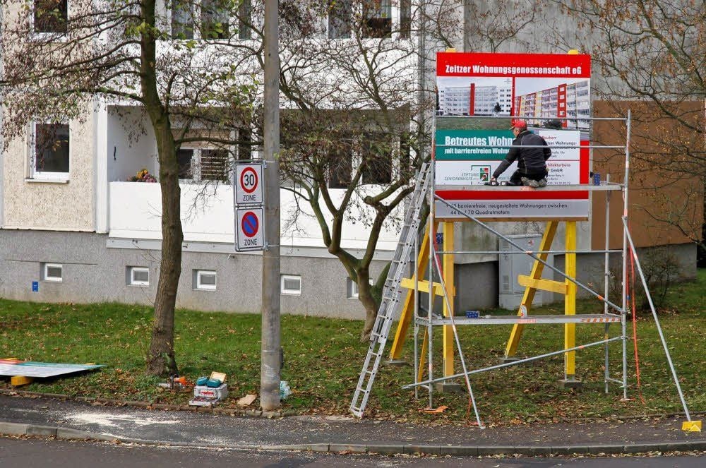 Vor dem Block weist jetzt eine Informationstafel auf die anstehenden Arbeiten hin.