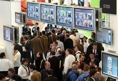 Besucher der CeBIT gehen am Donnerstag (18.03.2004) in Hannover über einen der Messstände. An den sieben Messetagen werden auf der weltgrößten High-Tech-Messe rund eine halbe Million Besucher erwartet. (Foto: dpa)