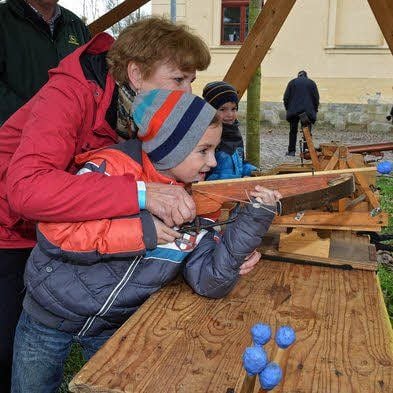 Colin versuchte mit Hilfe der Oma sein Glück mit der Armbrust.