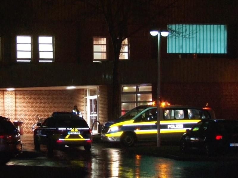Polizeiautos stehen vor der Sporthalle in Lengerich. Foto: Nord-West-Media TV