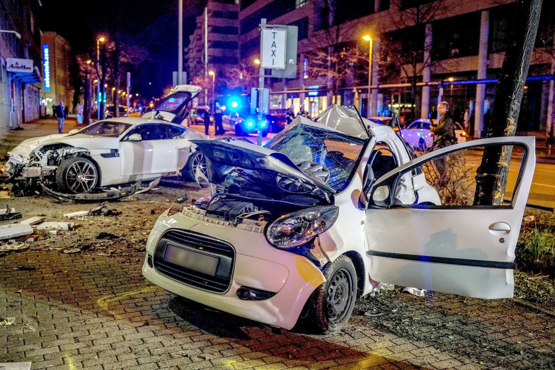 In Stuttgart sind ein Kleinwagen und ein Sportwagen kollidiert.