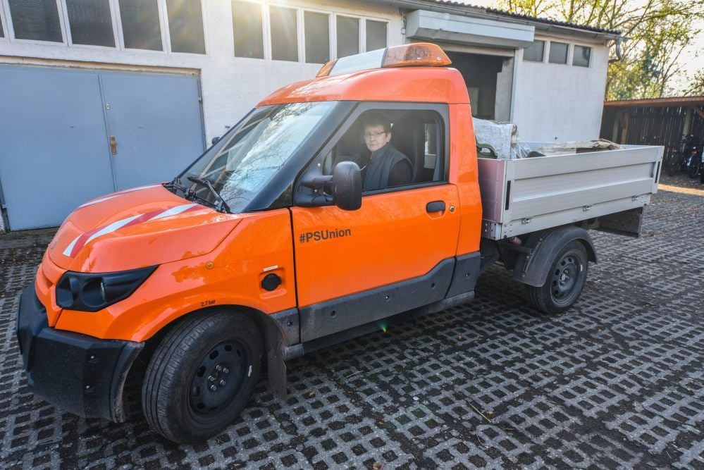 Tierpflegerin Steffi Mosler fährt für ihre Arbeit im Südpark der Stadt Merseburg inzwischen auch ein Elektroauto.