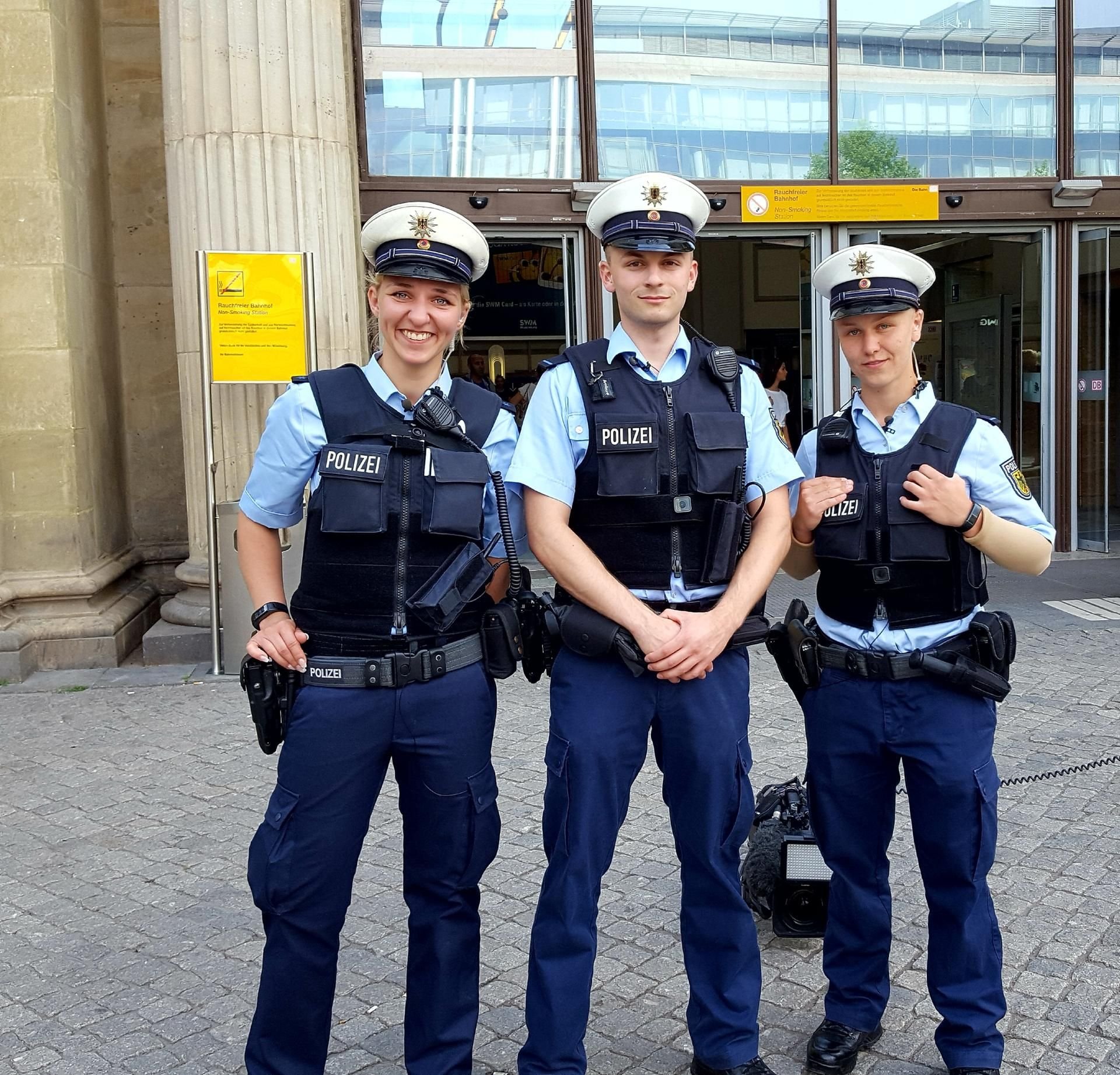 Polizeimeisteranwärterin Sarah Hacke, Polizeimeisteranwärter Pascal Sandin und Polizeiobermeisterin Stephanie Karbe wurden im Einsatz begleitet.