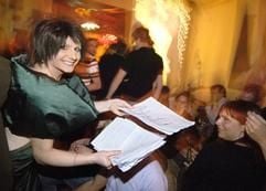 Drag-Queen Nina Queer sammelt in der Bar «Zum schmutzigen Hobby» in Berlin die Fragebögen einer Quizshow ein (Archivfoto vom 02.11.2005). Mit Spieleabenden, Fernsehserien und Kulturangeboten versuchen viele Kneipen, Bars und Clubs ihre Gäste von der Wohnzimmercouch an den Tresen zu locken. (Foto: dpa)