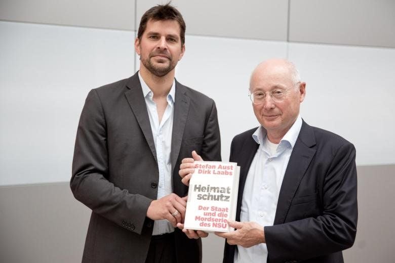 Dirk Laabs (l.) und Stefan Aust präsentieren in Berlin ihr Buch „Heimatschutz – Der Staat und die Mordserie des NSU“