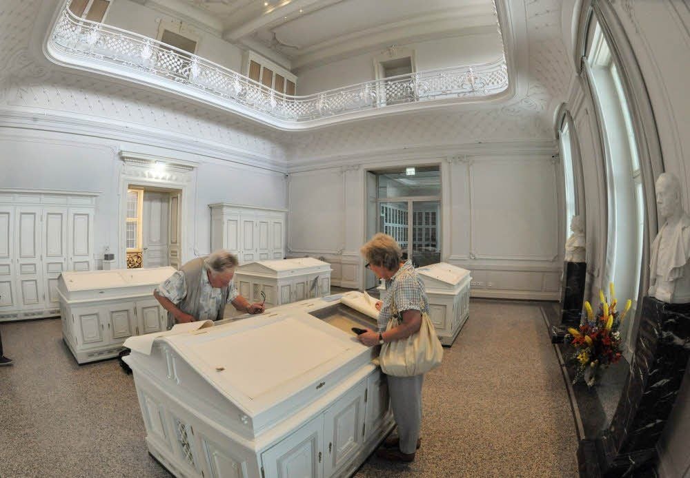 Blick in den Mittelsaal des Goethe-Schiller-Archivs, in dem die Autographen Goethes zu sehen sind.