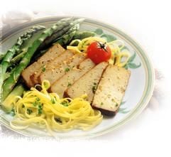 Passt zum Beispiel zu Nudeln und Spargel: In Scheiben geschnittener Räuchertofu ersetzt für Vegetarier oft das Fleisch auf dem Teller. (Foto: dpa)