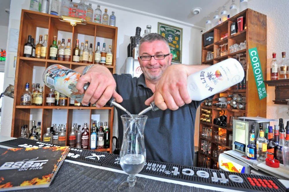 Barkeeper Heiko Marx in seinem Laden in Wolfen