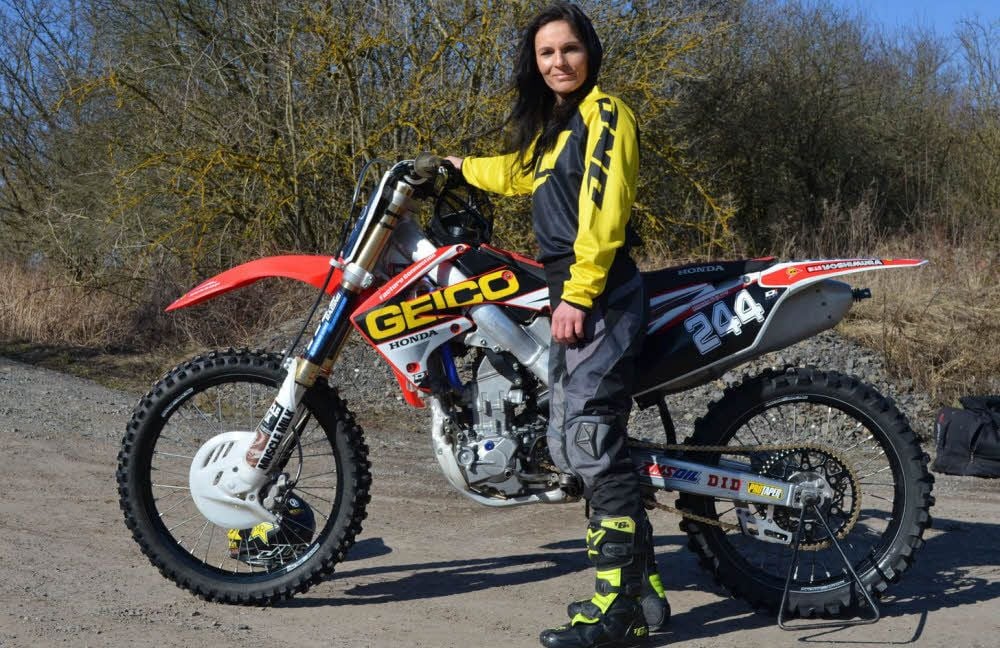 Jessica Spyra mit ihrer Crossmaschine. Die Frau aus Hergisdorf hat noch viel vor.