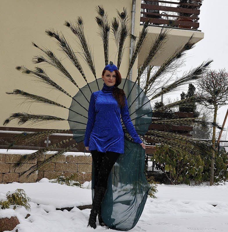 Nadja Naumann stellt den neuzugang unter den Kostümen vor: ein Pfau fürs Frühlingserwachen.