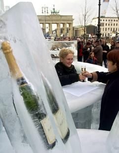 In Eis ist vor dem Brandenburger Tor in Berlin eine Flasche Champagner eingeschlossen. Bereits für die Silvesterparty wurde eine 27 Meter lange Eisbar vor dem Hotel Adlon aufgebaut und eröffnet.