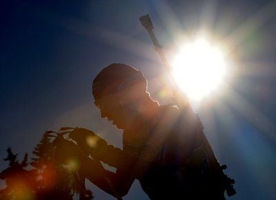 Eine Biathletin trainiert am Dienstag vor Beginn des Biathlon-Weltcups in Oberhof. (FOTO: DPA)