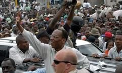 Haitis Regierungschef Jean-Bertrand Aristide lässt sich in der Haupstadt Port-au-Prince von Anhängern feiern. (Foto: dpa)