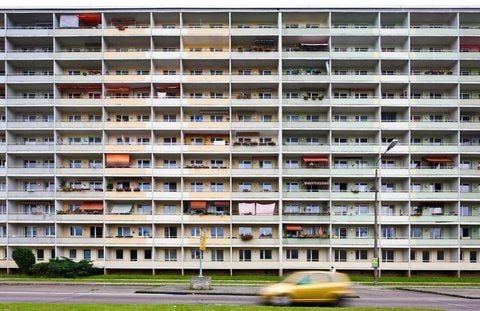 In dem Haus war vor 20 Jahren ein Ausländerwohnheim untergebracht, das von Rechtsradikalen ab dem 17. September 1991 tagelang attackiert wurde. (FOTO: DPA)