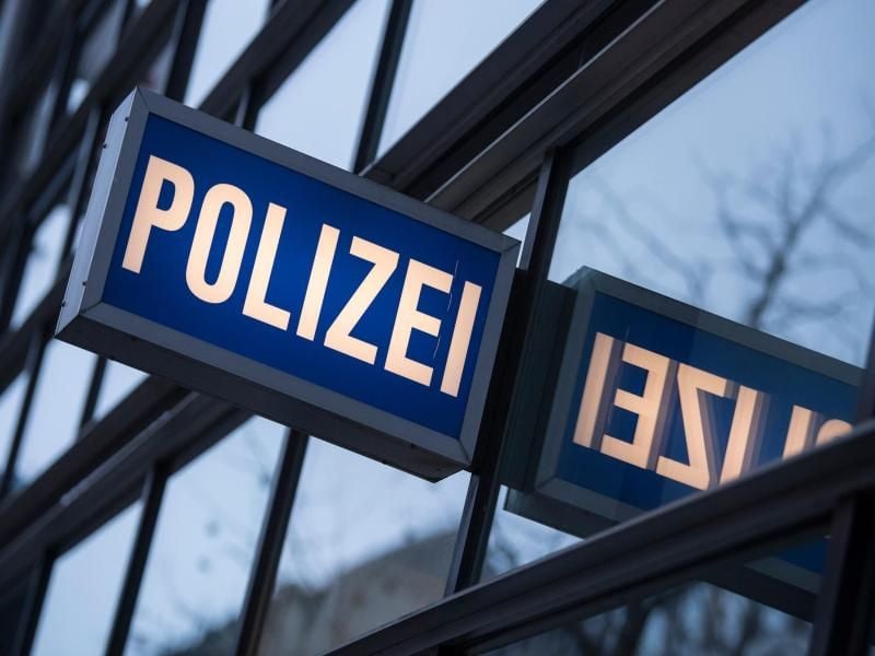 Der Schriftzug „Polizei” an einem Polizeirevier. Foto: Boris Roessler/dpa/Symbolbild