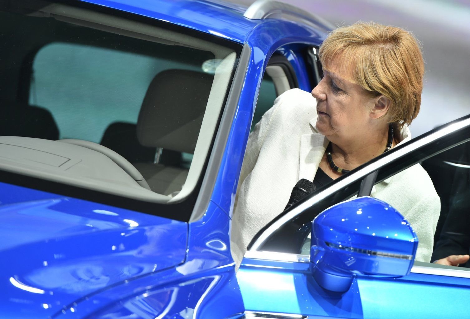 Einsteigen, bitte! Bundeskanzlerin Angela Merkel nimmt Platz im neuen VW Tiguan GTE.