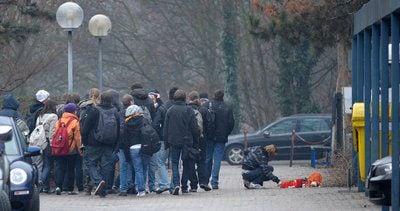 Schüler gedachten des toten Lehrers mit Blumen und Kerzen. Nach der tödlichen Messerattacke auf einen Lehrer in Ludwigshafen soll der mutmaßliche Täter dem Haftrichter vorgeführt werden. (FOTO: DPA)