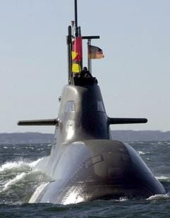 Die «U 31», das erste U-Boot der Welt mit Brennstoffzellenantrieb, während seiner ersten Testfahrt am 7. April 2003 auf der Ostsee. (Foto: dpa)
