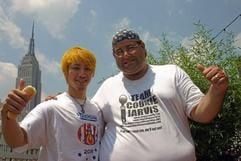 Der Amerikaner Ed «Cookie» Jarvis (r) und der Japaner Takeru Kobayashi (l) beim Wiegen der Athleten am Montag 03.07.2006 vor den Weltmeisterschaften im Hotdogessen. (Foto: dpa)