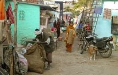 Das alltägliche Treiben in dem von der Räumung bedrohten Armenviertel Kanak Durga im Süden der indischen Metropole Neu Delhi. (Foto: dpa)