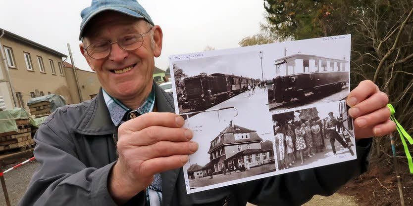 Heimatforscher Paul Meyer hatte zur Einweihung Bilder der Kleinbahn mitgebracht. Die fuhr früher dort entlang, wo heute der Radweg verläuft.