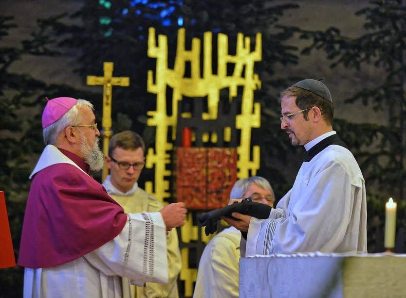 Zur Amtseinführung überreicht Bischof Gerhard Feige (li.) die schwarze Mozzetta an den neuen Propst Matthias Hamann.