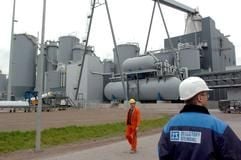 Blick auf das eine Milliarde Euro teure Zellstoffwerk Stendal, das am Freitag (22. Oktober 2004) als eine der größten Industrie-Investitionen Ostdeutschlands offiziell in Betrieb geht. Etwa 550.000 Tonnen Zellstoff sollen in dem neuen Werk, in dem 580 Arbeitsplätze entstanden, pro Jahr produziert werden. (Foto: dpa)