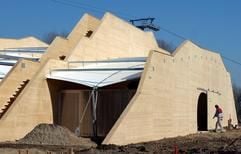 Der Deutsche Pavillon für die Internatinale Gartenbauausstellung IGA 2003 in Rostock-Schmarl war am Montag (24.03.2003) rohbaufertig. Der 54 Meter lange, 33 Meter breite und bis zu 8 Meter hohe Pavillon, mit dem sich erstmals die Bundesregierung an einer deutschen Gartenschau beteiligt, wird nach dem Ende der IGA abgebaut und 2005 in München zur Bundesgartenschau wieder errichtet. (Foto: dpa)