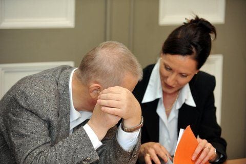 Der Mediziner Ronald R. (l.) mit seiner Anwältin Annette Clement-Sternberger im Landgericht in Halle. (FOTO: ANDREAS STEDTLER)