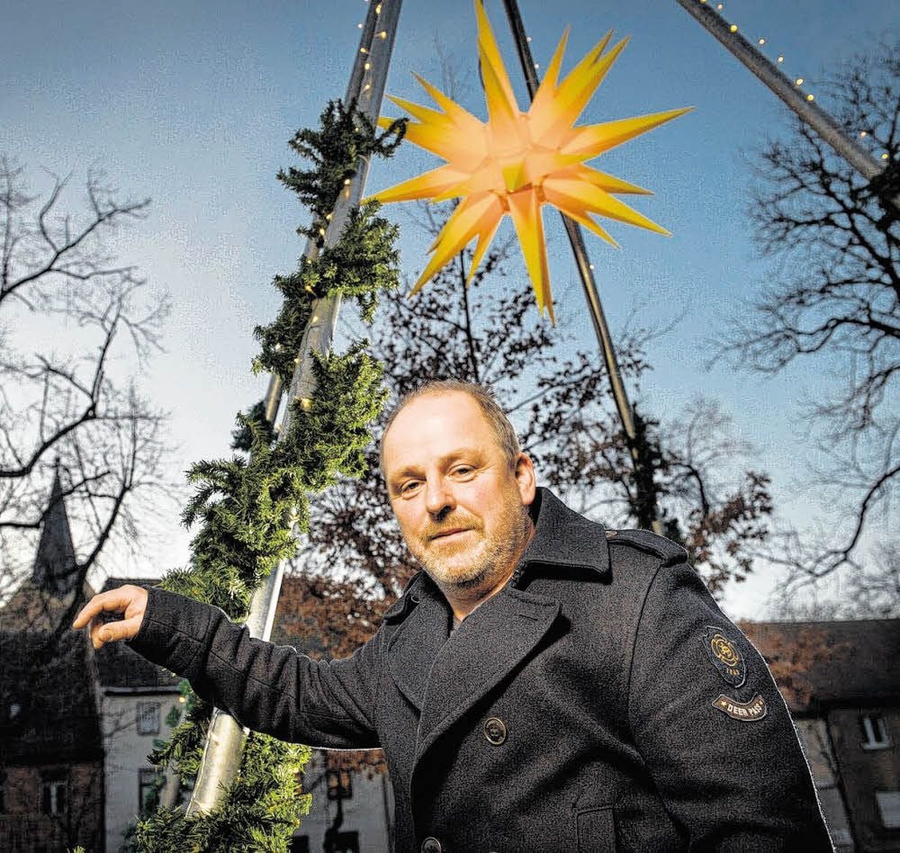 Die Stahlpyramide mit dem Weihnachtsstern ist neu in Radegast. Jörn Mozdzanowski und seiner Mitstreiter vom Verein "Radegast beleben" haben sie dieses Jahr zum ersten Mal aufgebaut.